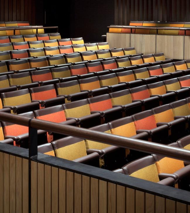 BIM建筑|摆设在英国剑桥校园的玻璃盒子——剧院艺术中间