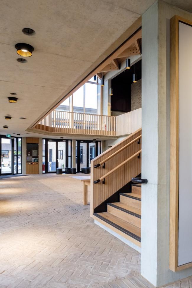 BIM建筑|摆设在英国剑桥校园的玻璃盒子——剧院艺术中间