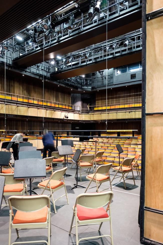 BIM建筑|摆设在英国剑桥校园的玻璃盒子——剧院艺术中间