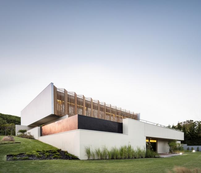 BIM建筑|如帘幕轻轻拉上：葡萄牙Beloura House IV室第