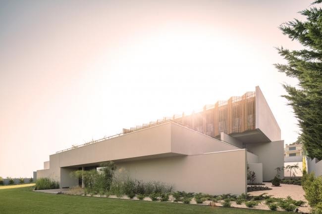 BIM建筑|如帘幕轻轻拉上：葡萄牙Beloura House IV室第