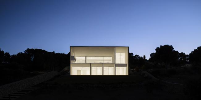 BIM建筑|面向海边睁开的年夜跨度不雅景台，极简天然的构架式室第