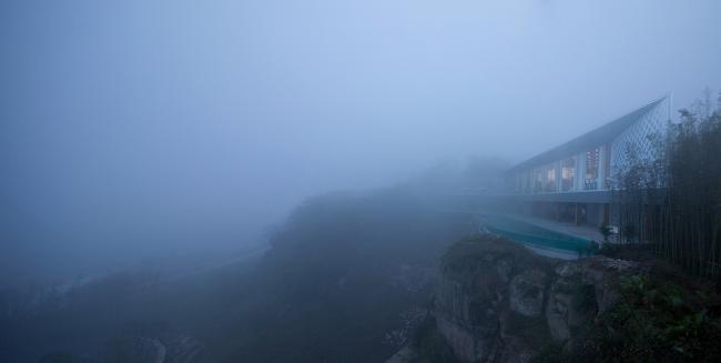 BIM建筑|山崖之巅,格构空间-重庆御临府艺术中间 / 成执设计