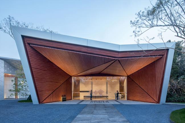 BIM建筑|山崖之巅,格构空间-重庆御临府艺术中间 / 成执设计