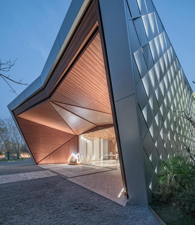 BIM建筑|山崖之巅,格构空间-重庆御临府艺术中间 / 成执设计