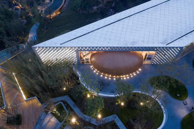 BIM建筑|山崖之巅,格构空间-重庆御临府艺术中间 / 成执设计