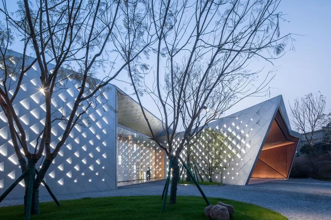 BIM建筑|山崖之巅,格构空间-重庆御临府艺术中间 / 成执设计