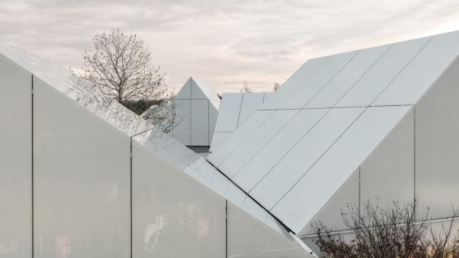 BIM建筑|法国里昂奥特莱斯，白色斗室子组成村落 / Gianni Ranaulo Design