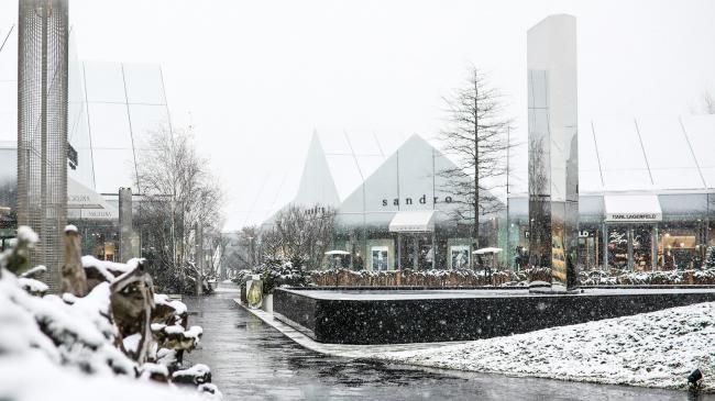 BIM建筑|法国里昂奥特莱斯，白色斗室子组成村落 / Gianni Ranaulo Design