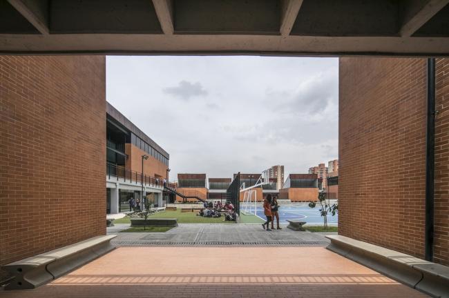 BIM建筑|天井中的黉舍，黉舍中的天井：哥伦比亚中小黉舍