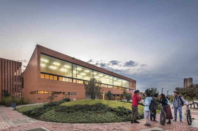 BIM建筑|天井中的黉舍，黉舍中的天井：哥伦比亚中小黉舍