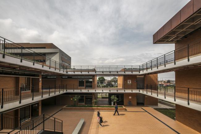 BIM建筑|天井中的黉舍，黉舍中的天井：哥伦比亚中小黉舍