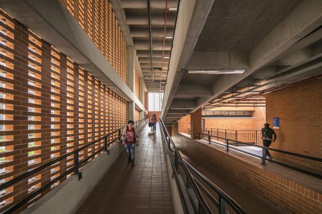 BIM建筑|天井中的黉舍，黉舍中的天井：哥伦比亚中小黉舍