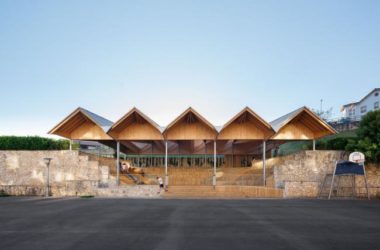 BIM建筑|像一顶背靠山坡的折叠伞盖：西班牙马利亚维亚广场-BIM建筑网