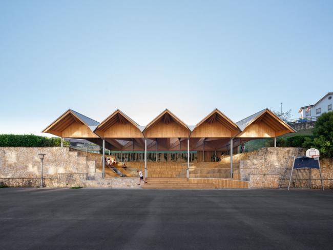 BIM建筑|像一顶背靠山坡的折叠伞盖：西班牙马利亚维亚广场