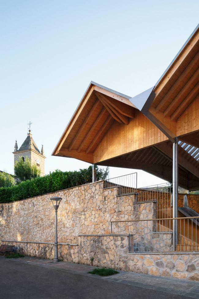 BIM建筑|像一顶背靠山坡的折叠伞盖：西班牙马利亚维亚广场