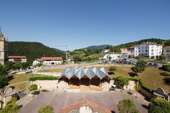 BIM建筑|像一顶背靠山坡的折叠伞盖：西班牙马利亚维亚广场