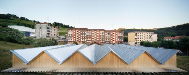 BIM建筑|像一顶背靠山坡的折叠伞盖：西班牙马利亚维亚广场