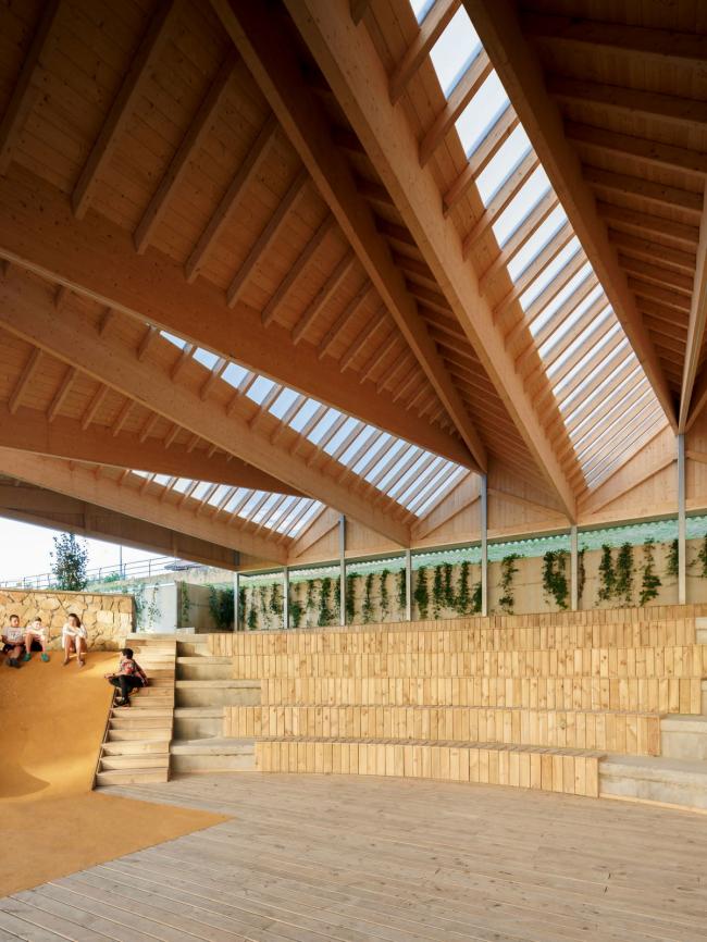 BIM建筑|像一顶背靠山坡的折叠伞盖：西班牙马利亚维亚广场