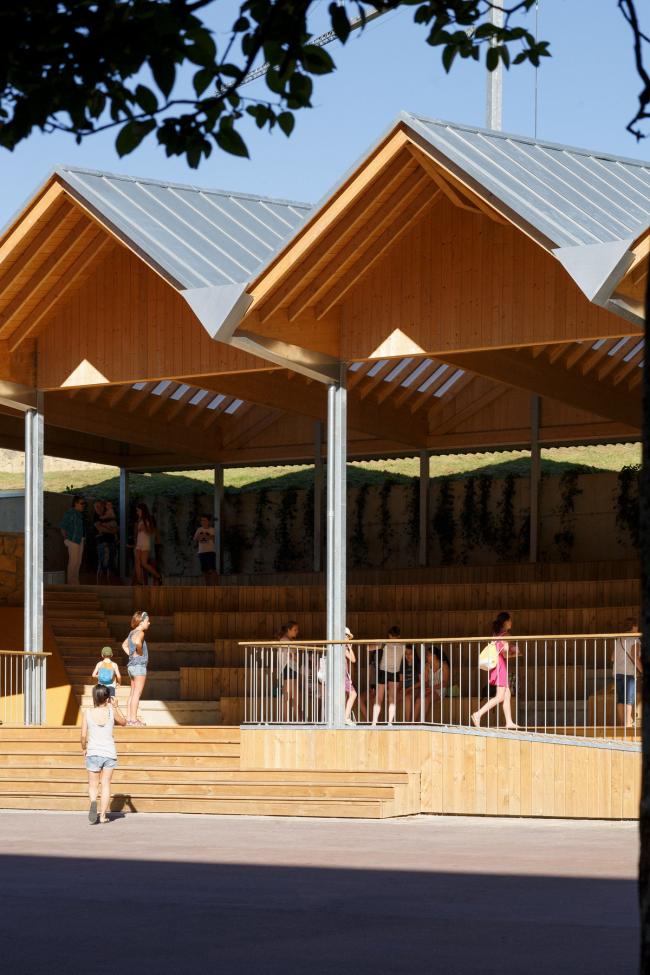 BIM建筑|像一顶背靠山坡的折叠伞盖：西班牙马利亚维亚广场