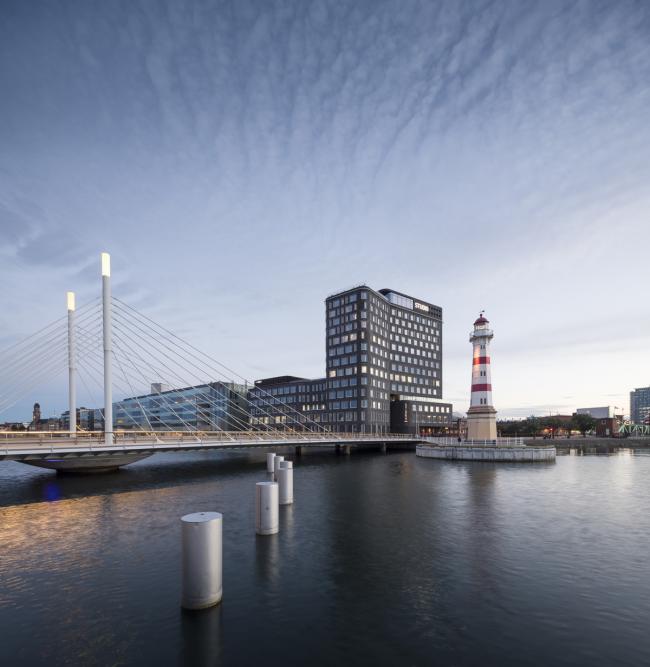 BIM建筑|仿佛停泊于岸边的巨型船只：马尔默口岸综合体 / SHL