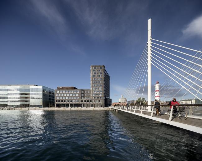 BIM建筑|仿佛停泊于岸边的巨型船只：马尔默口岸综合体 / SHL