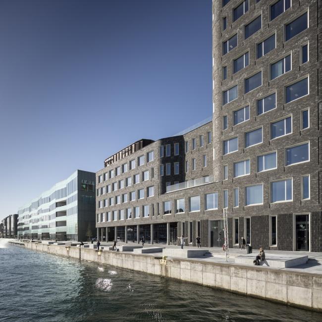 BIM建筑|仿佛停泊于岸边的巨型船只：马尔默口岸综合体 / SHL