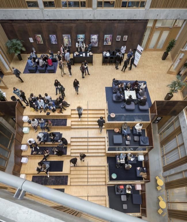 BIM建筑|仿佛停泊于岸边的巨型船只：马尔默口岸综合体 / SHL