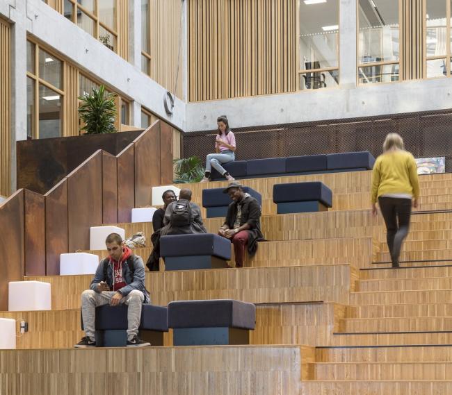 BIM建筑|仿佛停泊于岸边的巨型船只：马尔默口岸综合体 / SHL