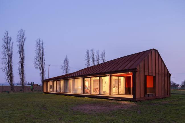 BIM建筑|村落草地上的红色棚屋：PH2室第 / DX Arquitectos