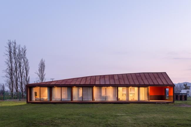 BIM建筑|村落草地上的红色棚屋：PH2室第 / DX Arquitectos