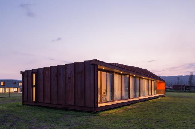 BIM建筑|村落草地上的红色棚屋：PH2室第 / DX Arquitectos