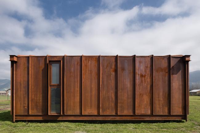 BIM建筑|村落草地上的红色棚屋：PH2室第 / DX Arquitectos