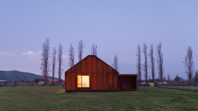 BIM建筑|村落草地上的红色棚屋：PH2室第 / DX Arquitectos