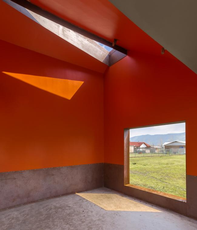 BIM建筑|村落草地上的红色棚屋：PH2室第 / DX Arquitectos