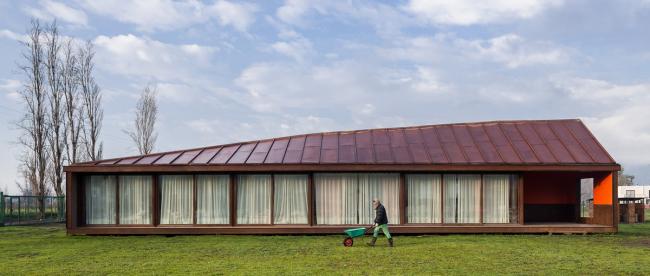 BIM建筑|村落草地上的红色棚屋：PH2室第 / DX Arquitectos