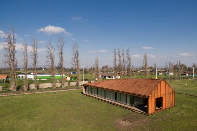 BIM建筑|村落草地上的红色棚屋：PH2室第 / DX Arquitectos