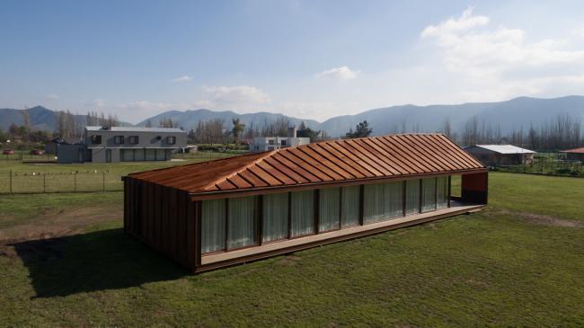 BIM建筑|村落草地上的红色棚屋：PH2室第 / DX Arquitectos