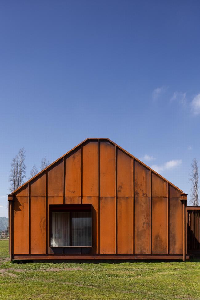 BIM建筑|村落草地上的红色棚屋：PH2室第 / DX Arquitectos