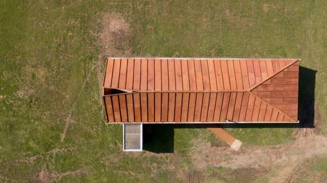 BIM建筑|村落草地上的红色棚屋：PH2室第 / DX Arquitectos