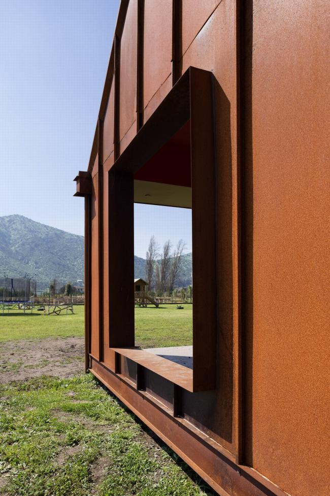 BIM建筑|村落草地上的红色棚屋：PH2室第 / DX Arquitectos