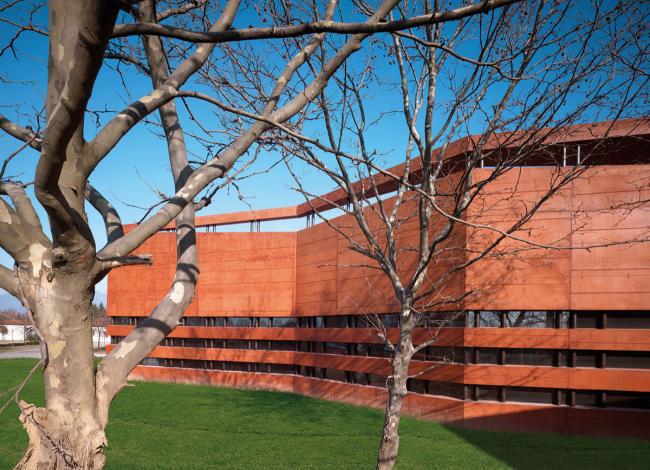 BIM建筑|一本散落墙角，页面泛黄的书：科尔诺公共藏书楼和会堂