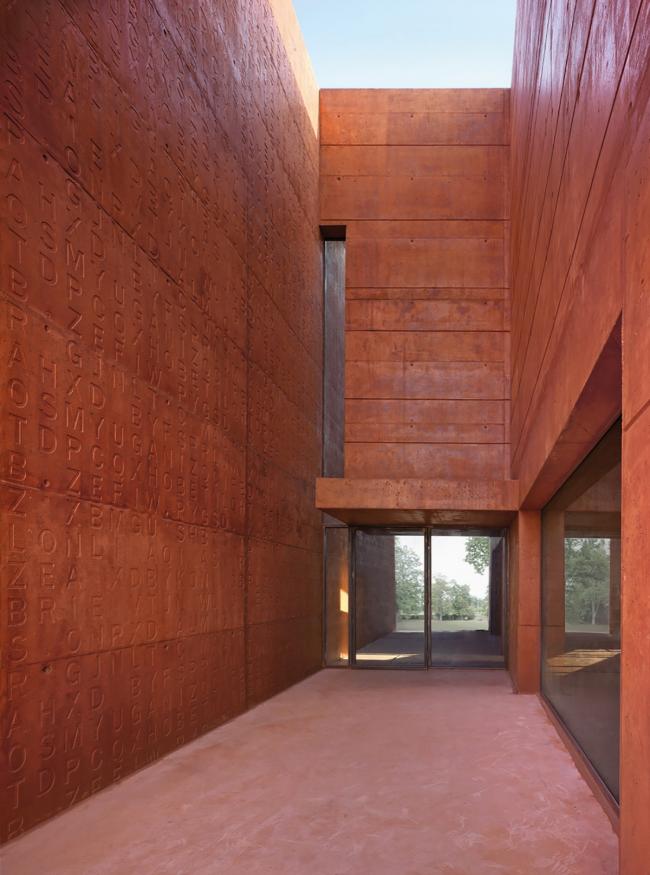 BIM建筑|一本散落墙角，页面泛黄的书：科尔诺公共藏书楼和会堂