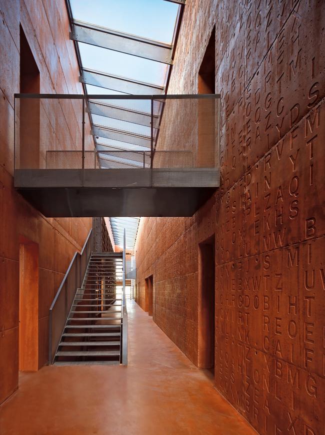 BIM建筑|一本散落墙角，页面泛黄的书：科尔诺公共藏书楼和会堂