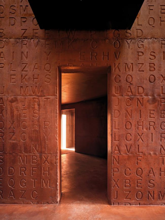 BIM建筑|一本散落墙角，页面泛黄的书：科尔诺公共藏书楼和会堂