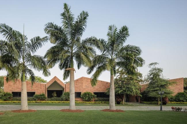 BIM建筑|仿佛散落地上随风起褶皱的方丝帕：El Cortijo之家