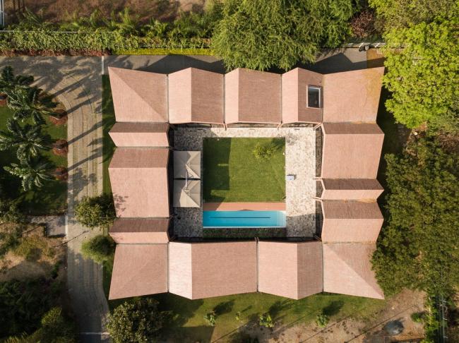 BIM建筑|仿佛散落地上随风起褶皱的方丝帕：El Cortijo之家