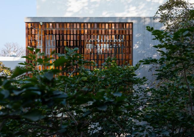 BIM建筑|立面格栅木板酷似“算盘”的印度自力室第 / studioXS