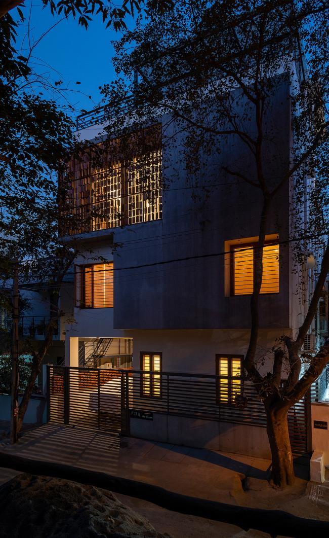 BIM建筑|立面格栅木板酷似“算盘”的印度自力室第 / studioXS