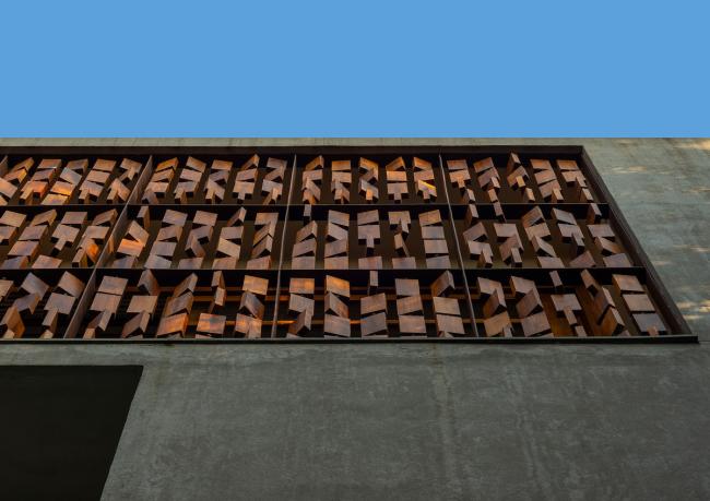 BIM建筑|立面格栅木板酷似“算盘”的印度自力室第 / studioXS